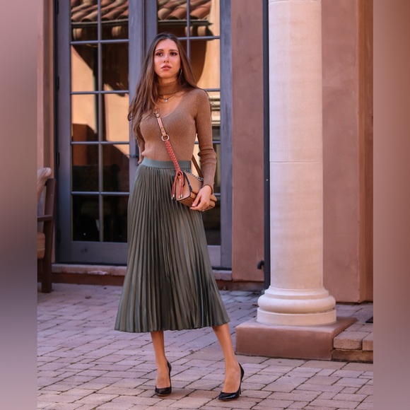 Tan ribbed turtleneck sweater with deep V keyhole neckline - Picture 3 of 3